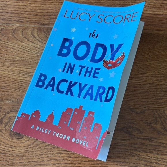 The Body in the Backyard by: Lucy Score paperback book - Picture 1 of 3